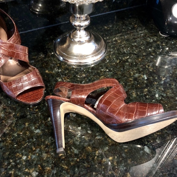 BRAND NEW GORGEOUS BANDOLINO HEELS, SIZE 9.5 - Picture 3 of 8